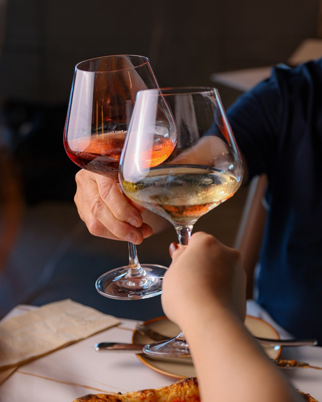 Post Instagram: un brindisi al tavolo del ristorante