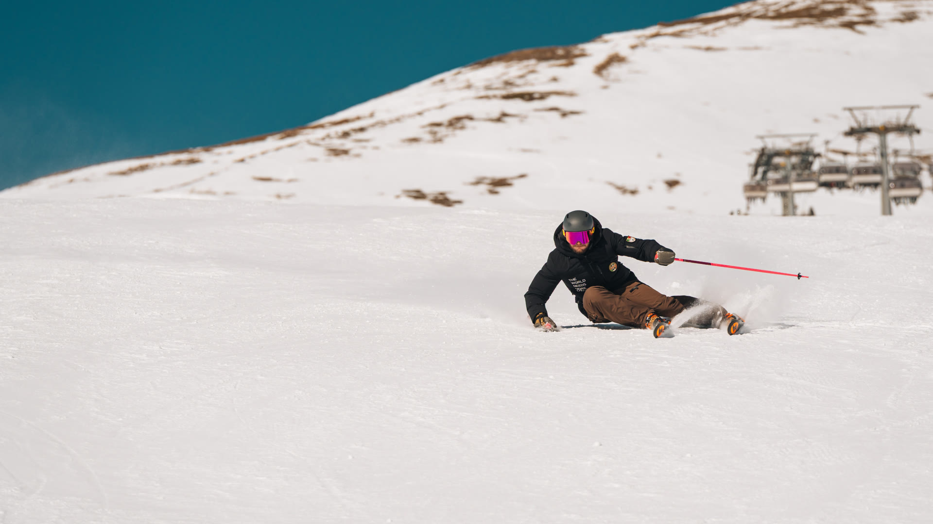 Carving sul pendio con la neve rigata dai gatti